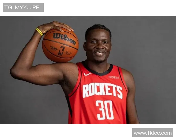 克林特卡佩拉如何在NBA赛场上展现出色的防守与进攻能力